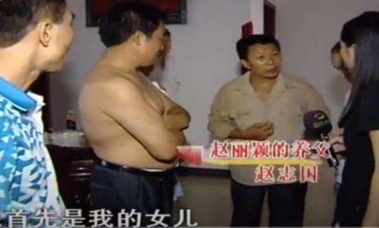 2017年，养女高考金榜题名后瞒着养父，和丢弃她的有钱爸爸相认