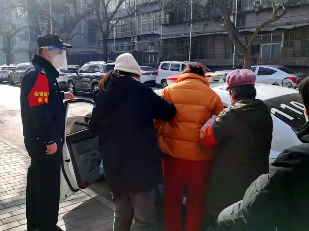 西安新城公安解放门派出所：“民生保障应急党员先锋队”紧急送辖区居民就医