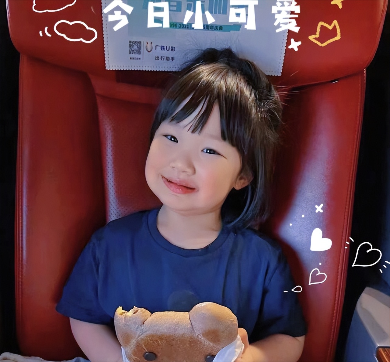 王祖蓝夫妇带娃出游，一人抱一娃大秀幸福，俩女儿个头猛蹿像妈妈