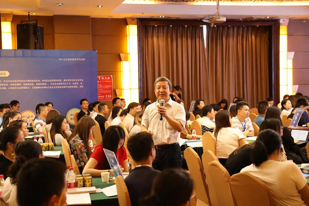 清华大学换帅，新校长上任却引起了很多网友的质疑，不是院士？