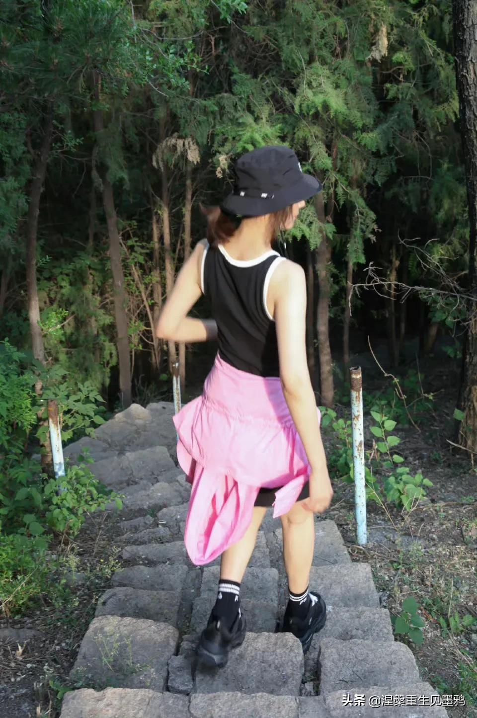 高圆圆爬山随拍照，女神姐姐穿着运动装，面色红润，状态不错