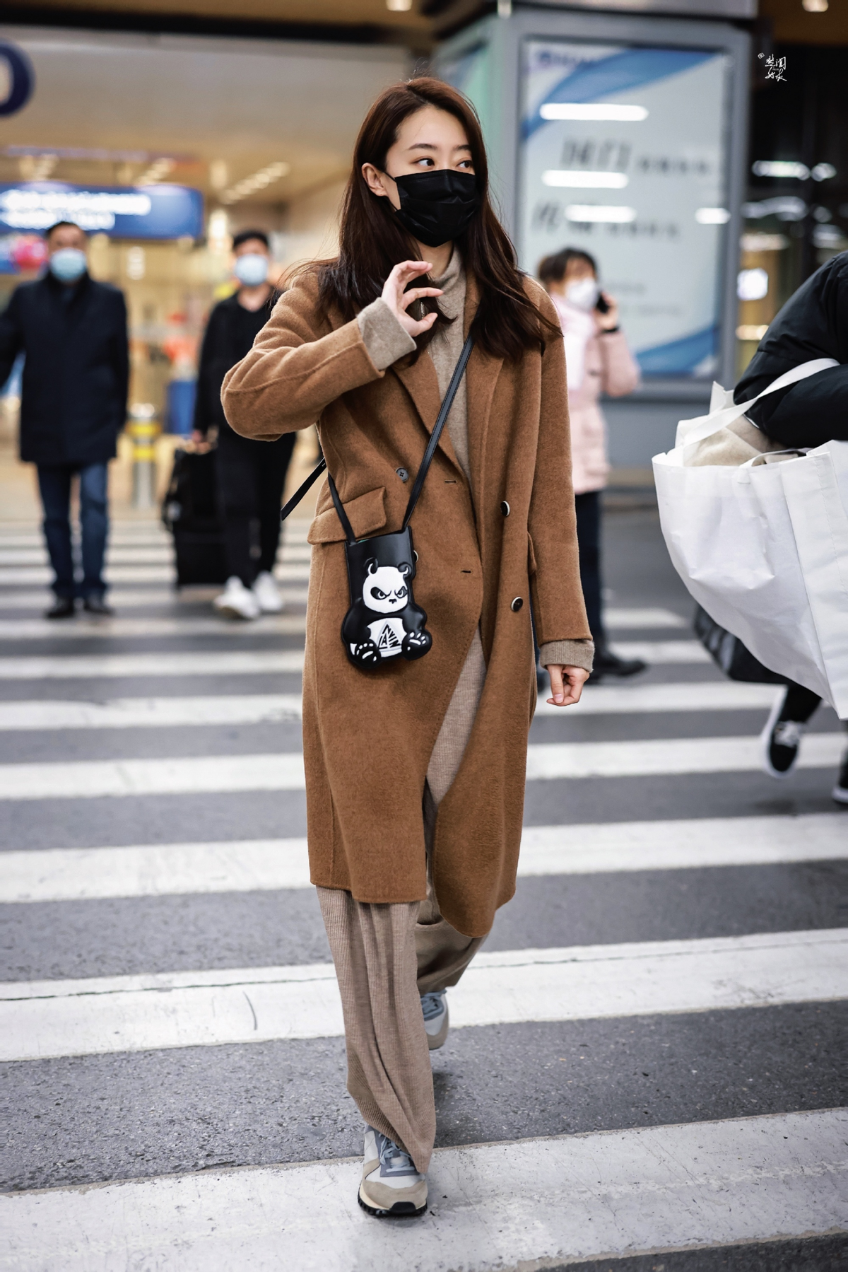 刘诗诗把棕色大衣带火,内搭白毛衣气质显白,普通人过年穿太洋气