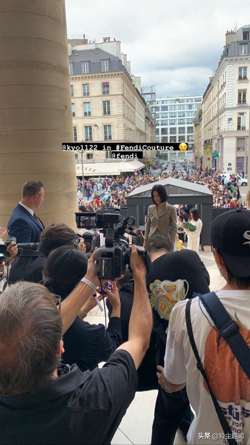 韩国女星宋慧乔现身Fendi大秀，她与前世界首富相谈甚欢
