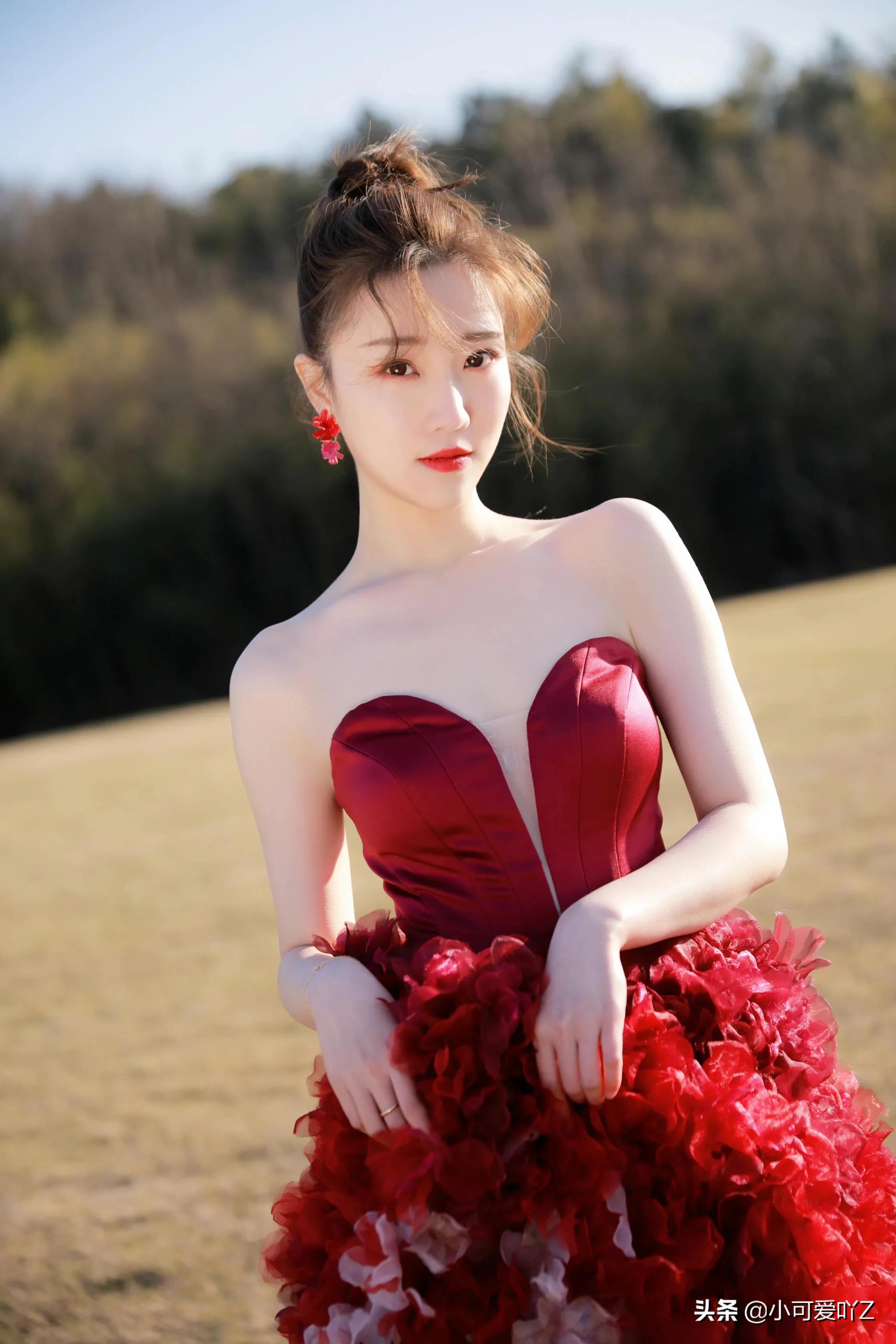 张纯烨，红粉蓝绿黑裙装，各有各的惊艳美丽