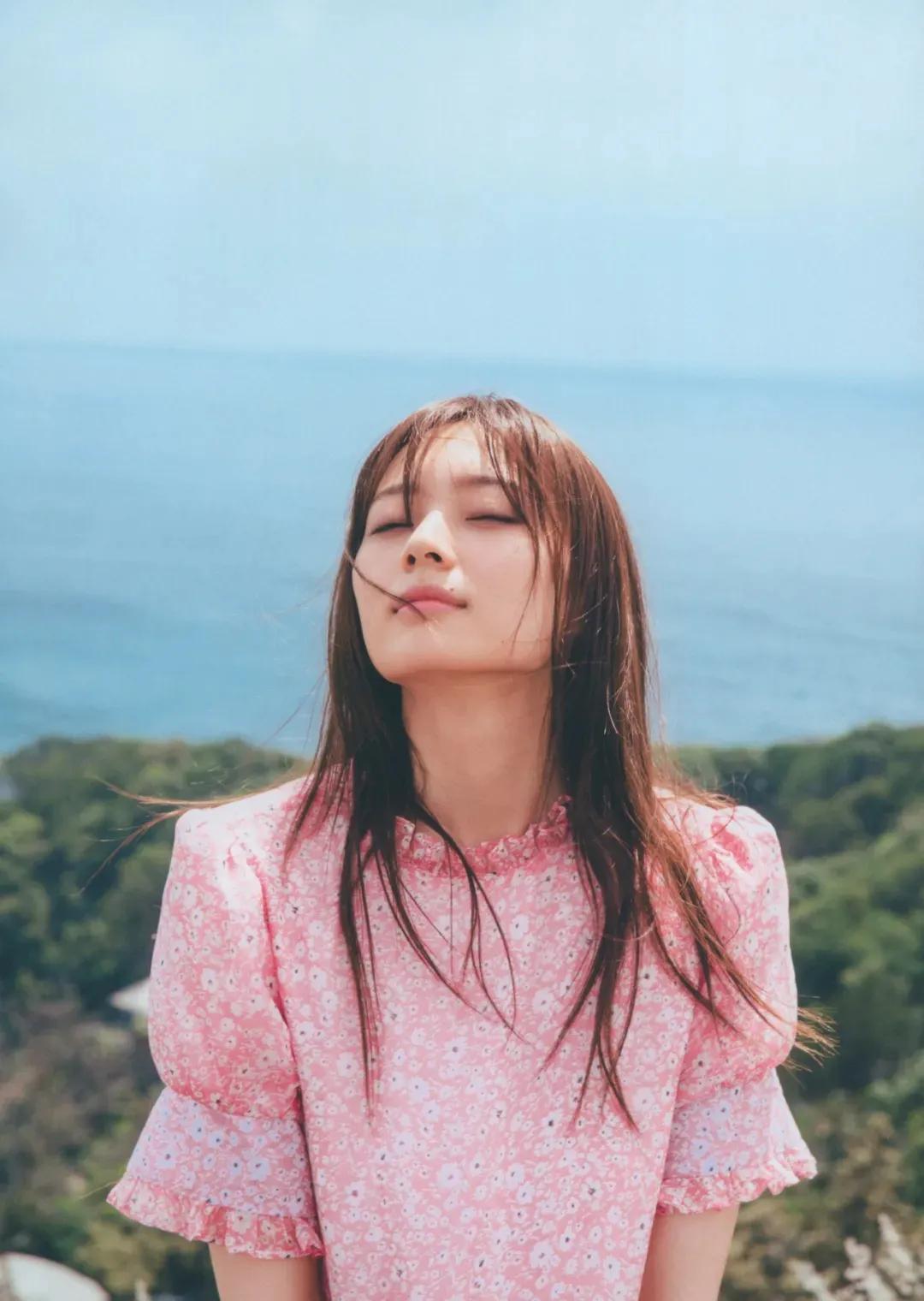 梅泽美波 1st新写真集，化身“吃货”花仙子