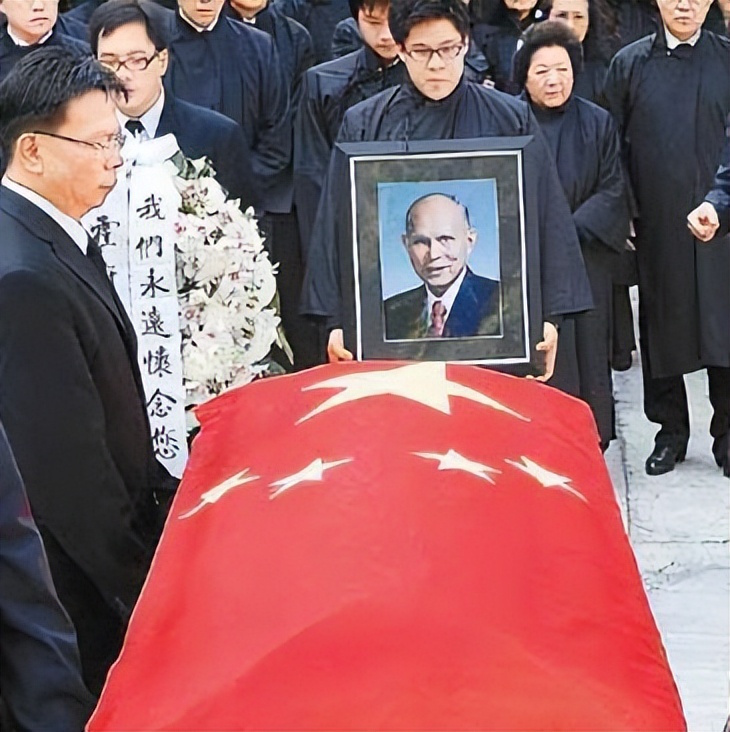 郭晶晶剖腹产(“豪门清流”郭晶晶：霍家豪掷千万求娶，大婚连换十二套百万礼服)