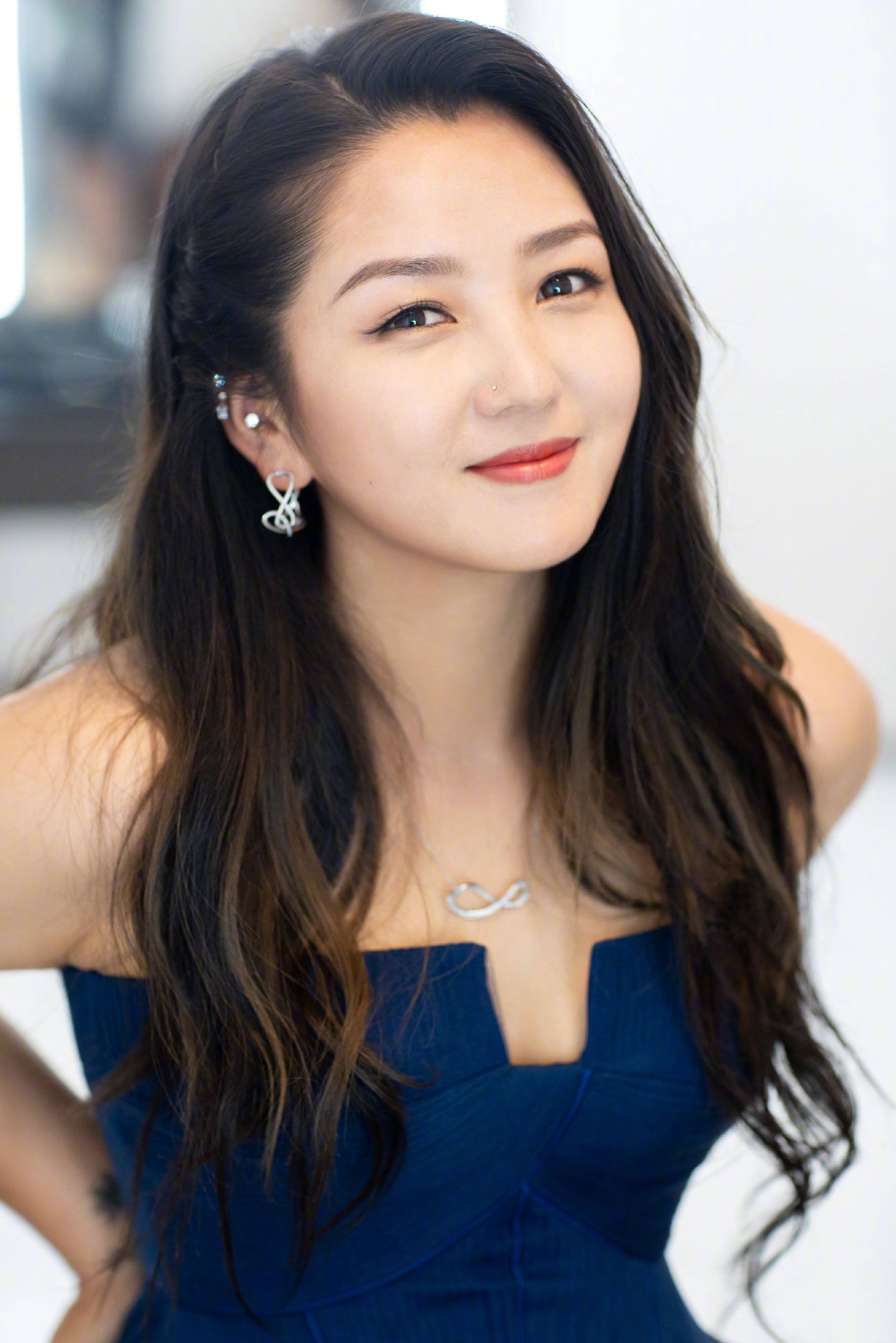 过气女明星窘况：街头卖唱、破产、卑微求工作，风光不再