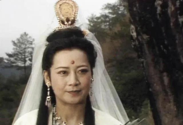 同是演观音，李玉刚公认不合格，刘涛勉强及格，而她无人敢评价