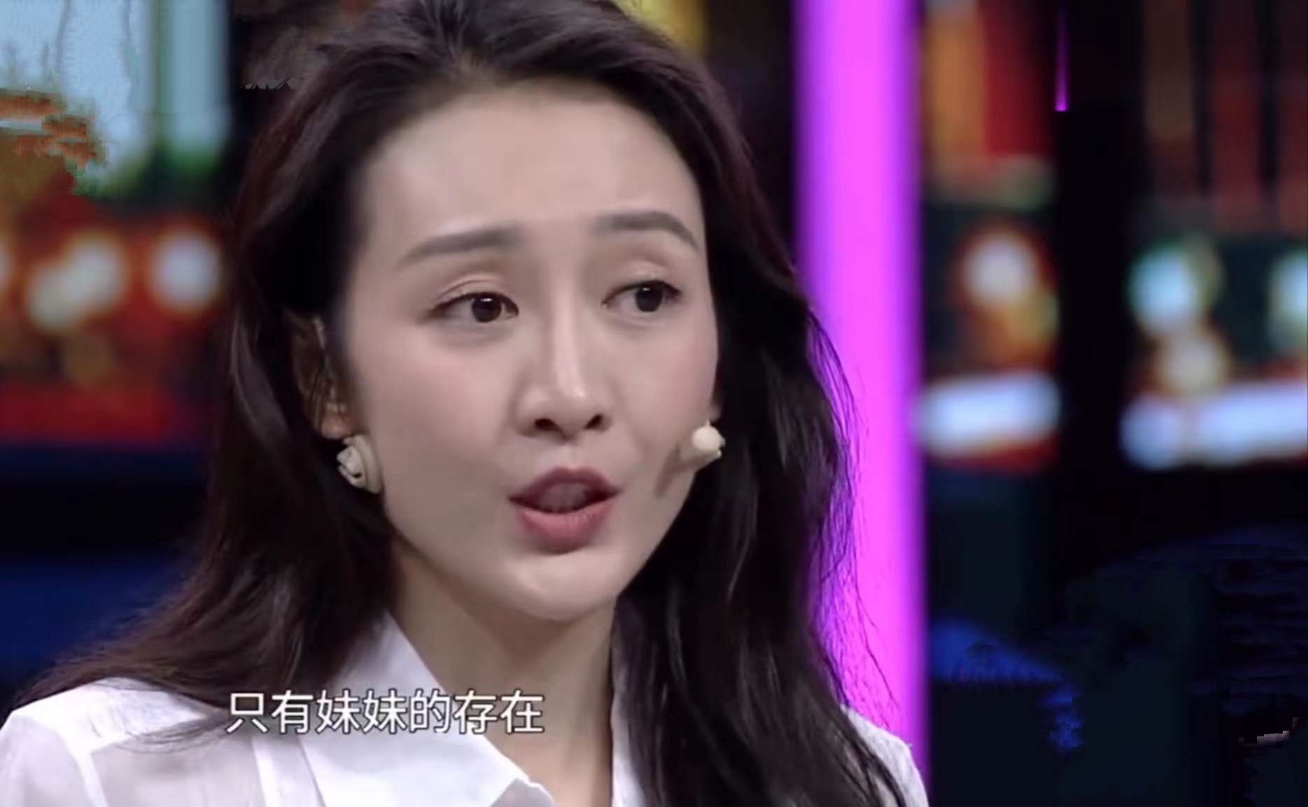 王鸥现身同母异父妹妹婚礼，主动帮服务员备茶水，热情合照无架子