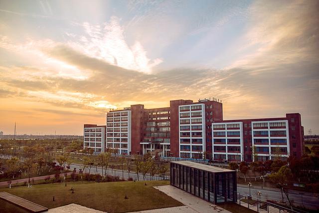 理工类这些高校，入围了国内百强高校名单，华东理工大排名意外