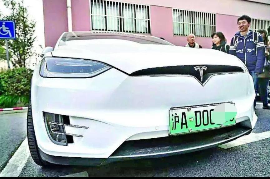 五,绿底黑字车牌