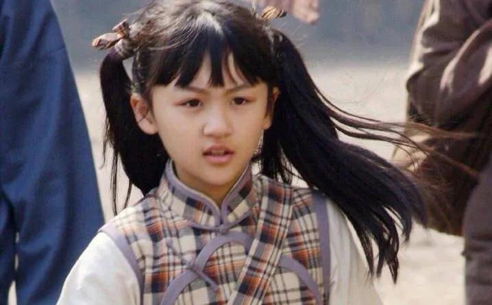 “国民女儿”到圆脸大姐？这4位童星“长残”，长大前后判若两人