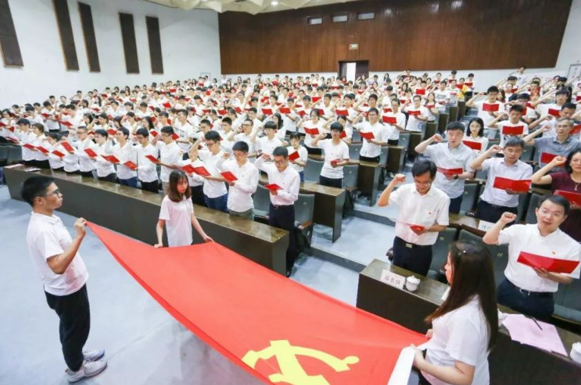 上海985副教授晒年薪，公积金堪比打工人月薪，现实就是这么残酷