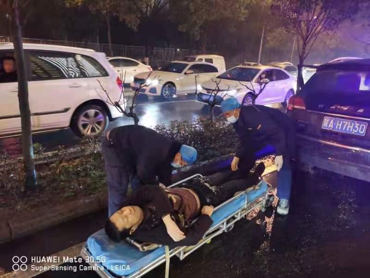 西安碑林交警｜大队干部晚高峰巡逻执勤 紧急救助昏厥司机送医