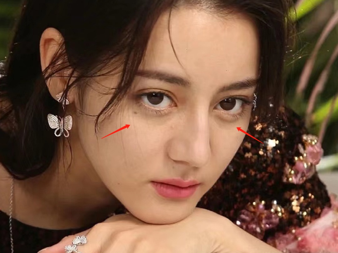 又一组热巴未修图曝光!方形脸痘痘肌,内娱颜值天花板滤镜粉碎