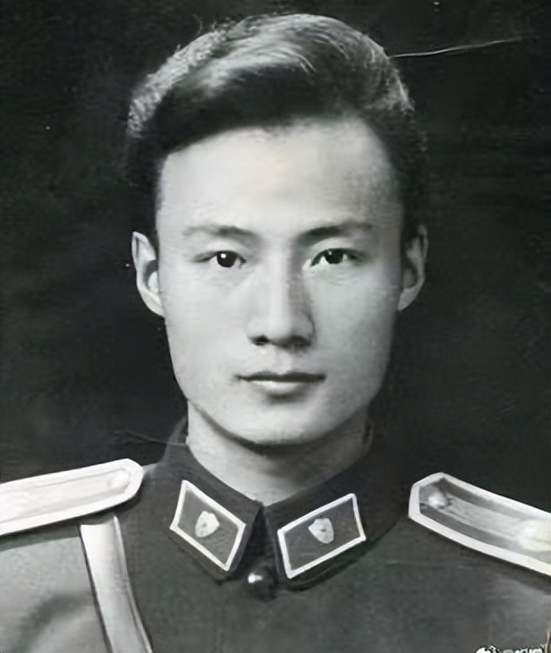 他是胡军的父亲，我国著名歌唱家，打过仗，留过洋，娶了个好媳妇