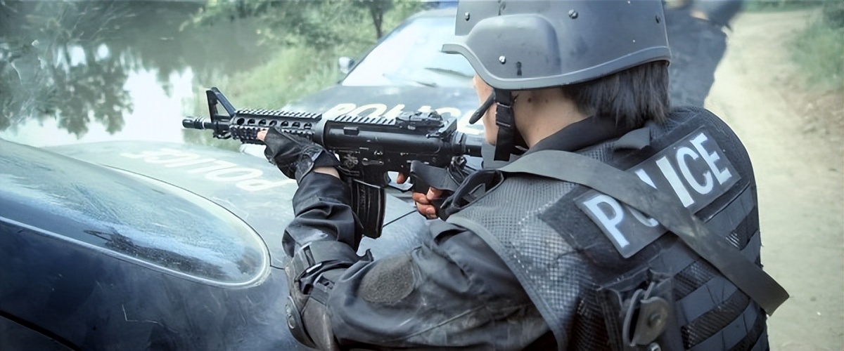 吴京硬汉枪战动作片《战狼》武器解析盘点