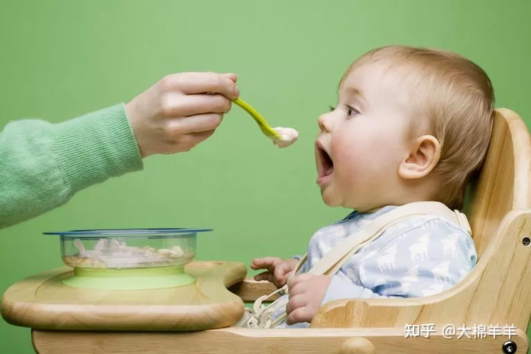 一岁宝宝饮食怎么搭配好(宝宝辅食攻略 - 宝宝辅食添加顺序和时间表 + 喂这些食物要注意)