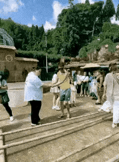 爸，你旁边的叔叔好帅，爸爸：这是你妈，网友当场笑喷了，哈哈哈