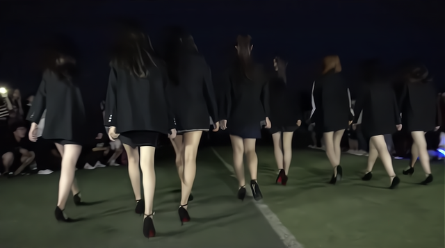 河南职业大学女生晚上集体“走秀”，衣着清凉，同学边“骂”边看