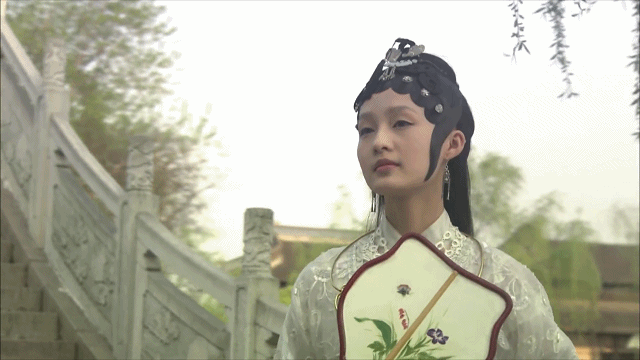 同样是演“宝钗扑蝶”，张莉灵气四溢美如画，李沁木头桩子干扑腾