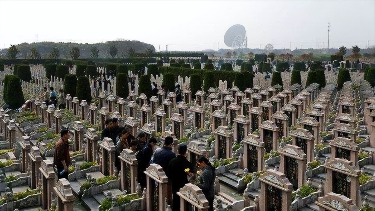 小区变“墓地”？房子买来不住只放骨灰盒，背后深层原因是什么？