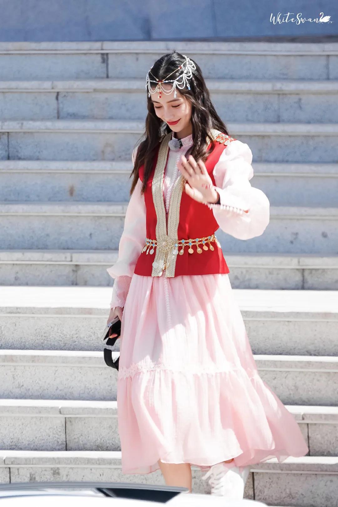 综艺《奔跑吧》直播截图中的baby小姐姐和新疆路透哦