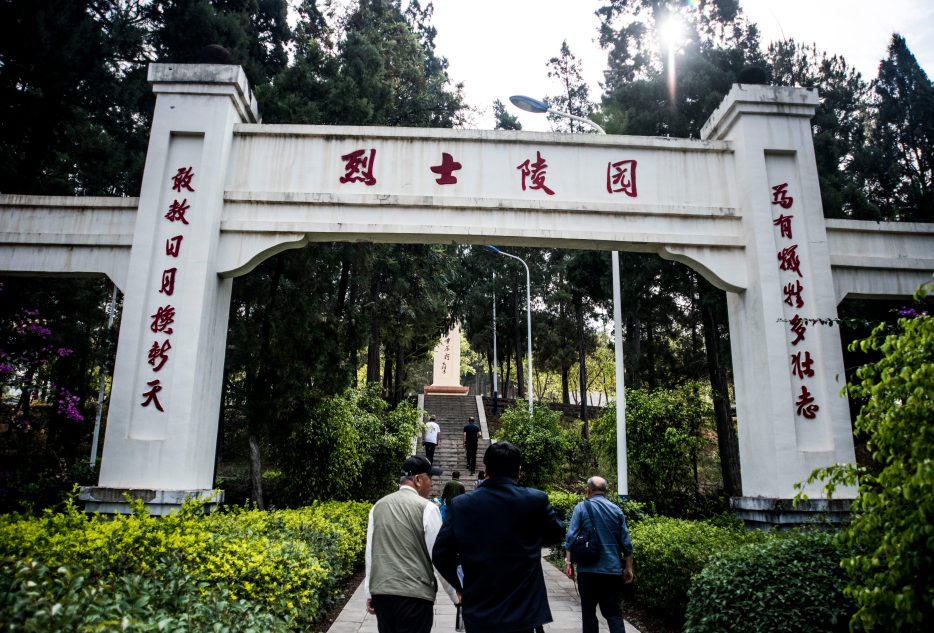 祭扫 正值人间四月天 文/王昌尧 摄影/王昌尧 吕林