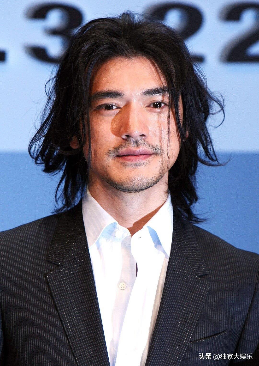 留长发却不娘的5位男明星，个个五官硬朗，野性又帅气