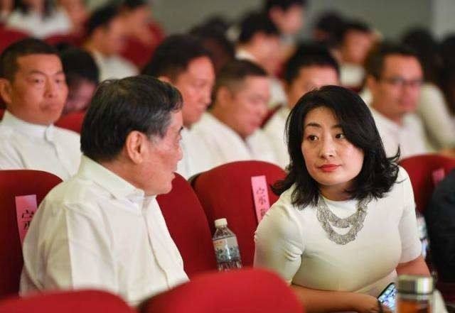 每年赚上亿利息，却穿廉价衣服舍不得坐飞机，首富请他吃饭都不去
