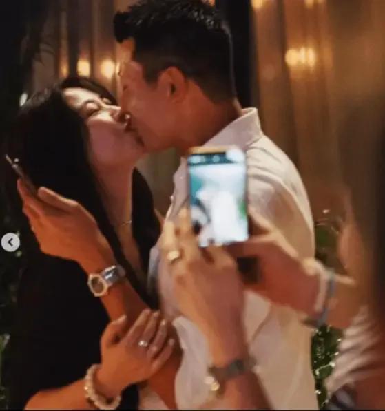 演员朱珠庆祝38岁生日宴会照幸福溢于言表