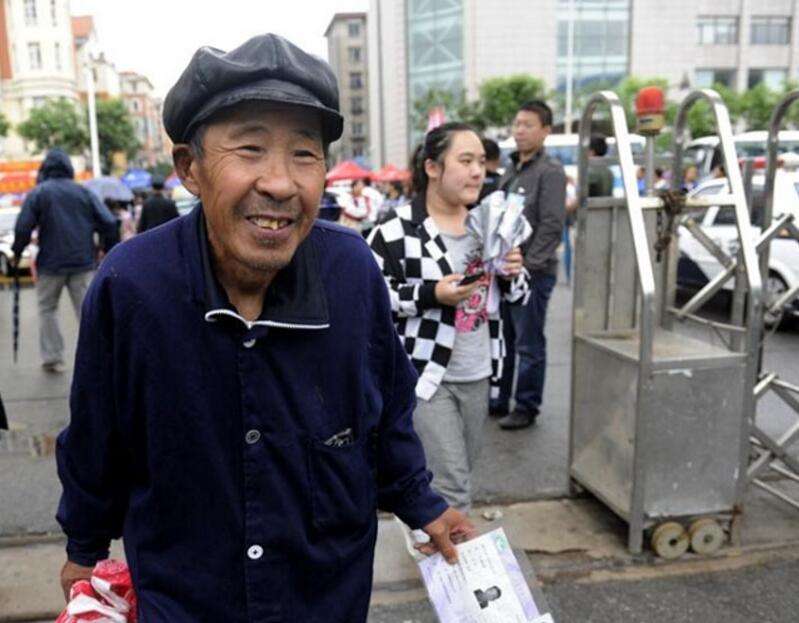 84岁大爷参加高考，自信满满估分630，成绩出来后却“不敢声张”