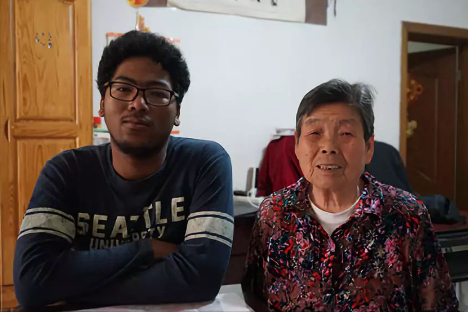 2000年8月，上海阿婆不顾家人反对，把黑人弃婴抚养长大，垂暮之年
