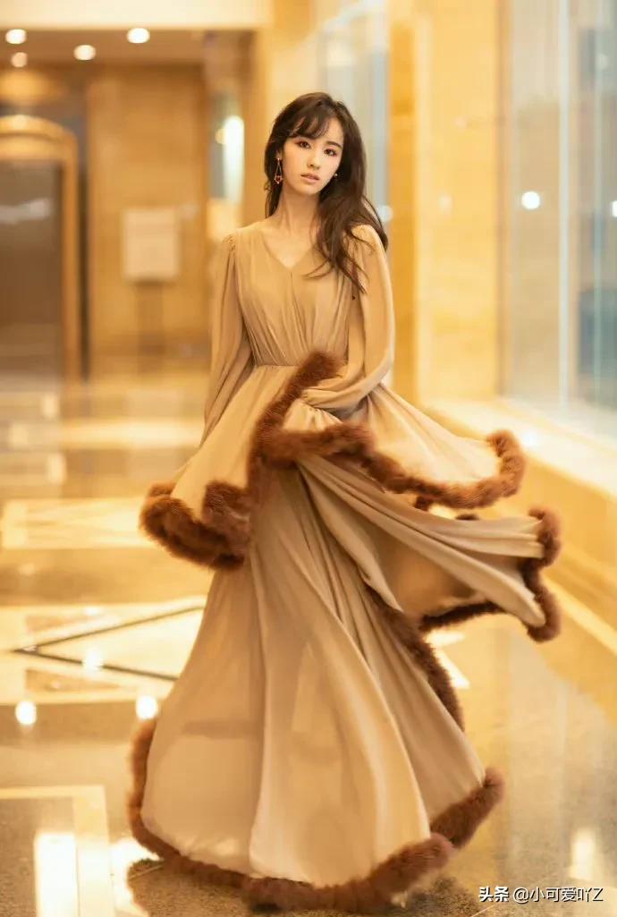 陈都灵，烟熏妆配咖啡色长裙，复古迷人