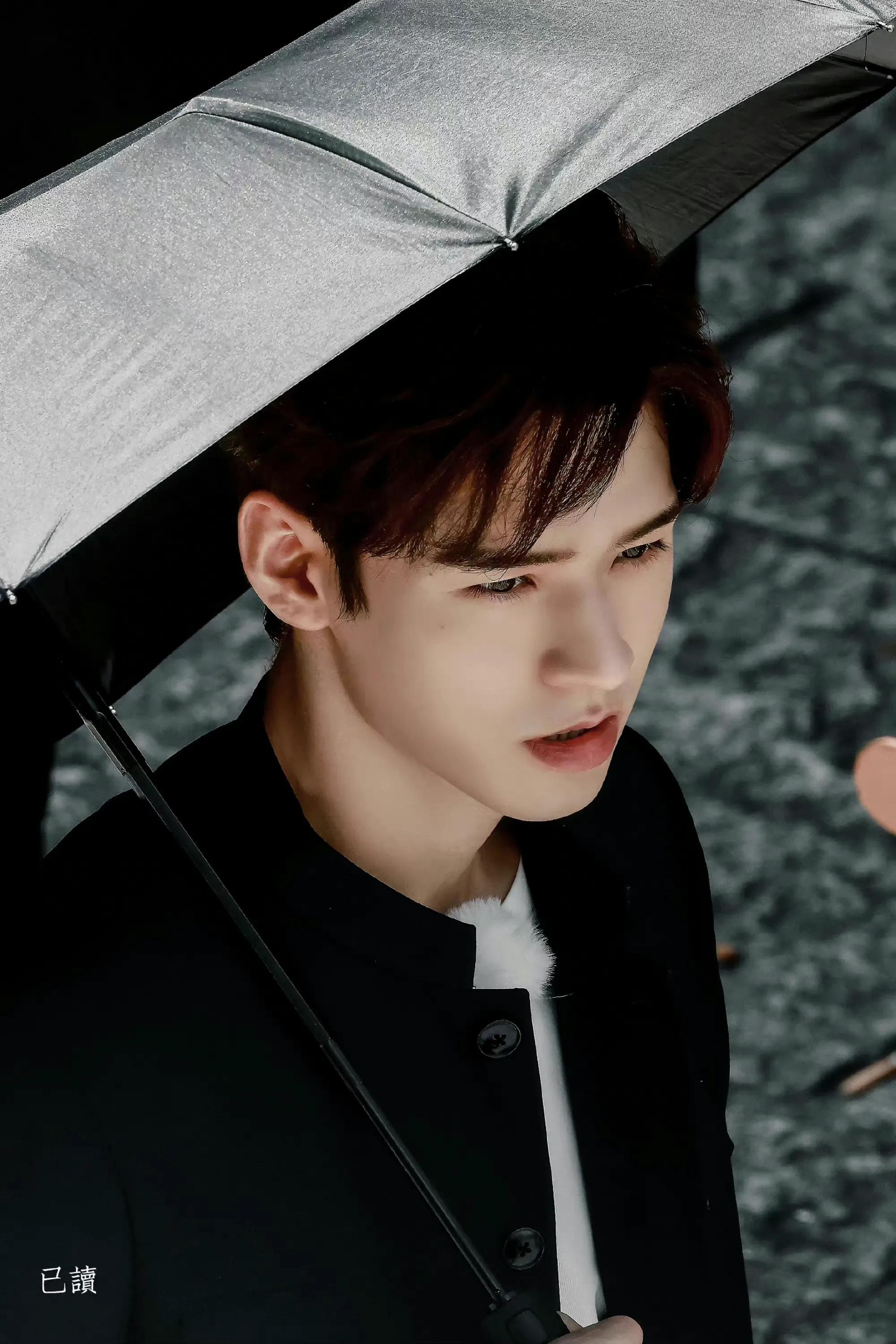 综艺《极限挑战》横店路透中帅气的龚俊