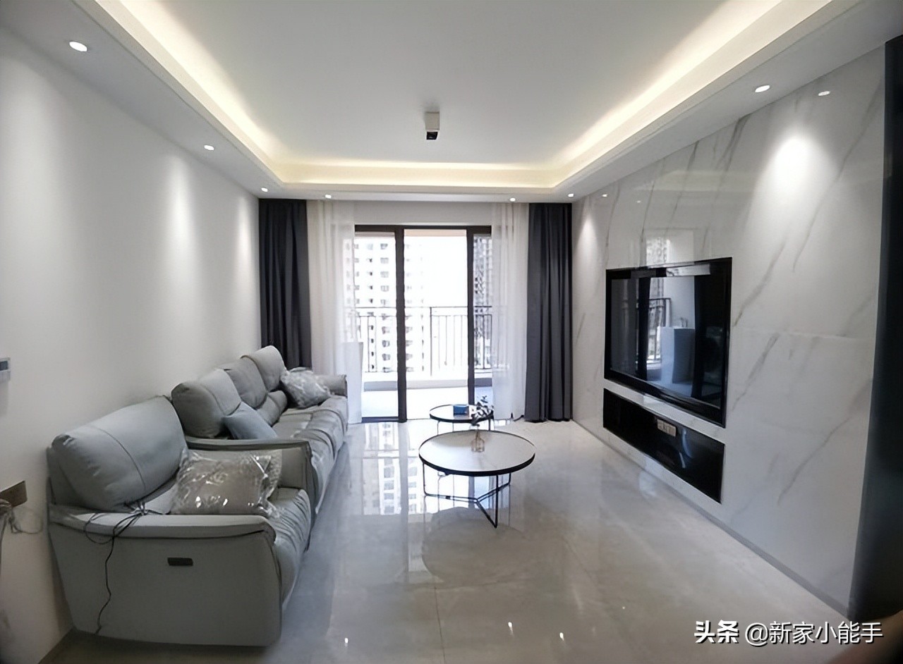 她家89平现代简约风格，硬装花了13万，全屋无主灯设计很美观
