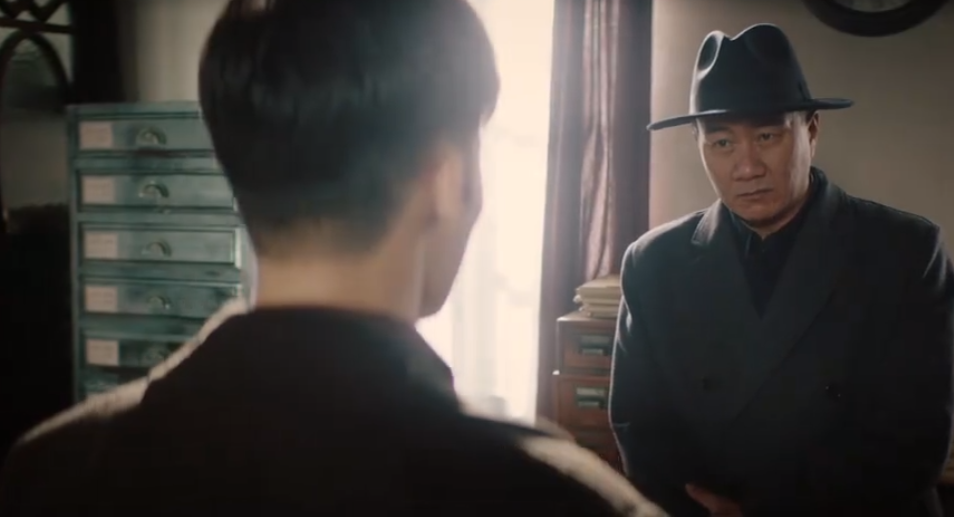 纹眉植发大红唇，手枪比肩迫击炮，想不到胡军还能接这种抗日神片