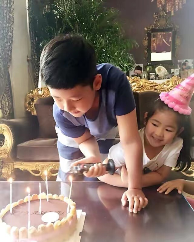 郭涛携儿女豪宅内庆新年！石头高大壮实超过爸，一家三口如复制