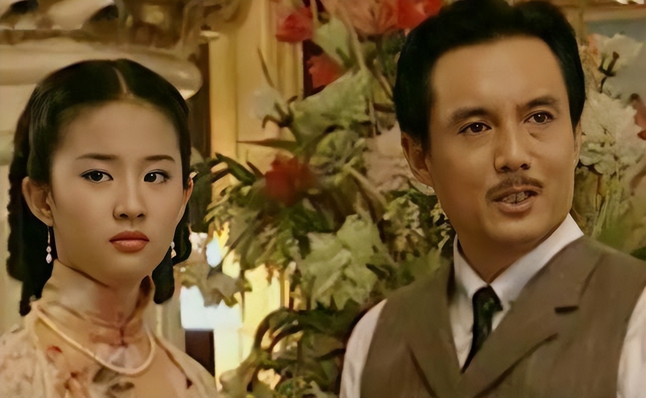 出国洗碗、扫厕所，被父亲告上法庭，王伯昭到底经历了什么？