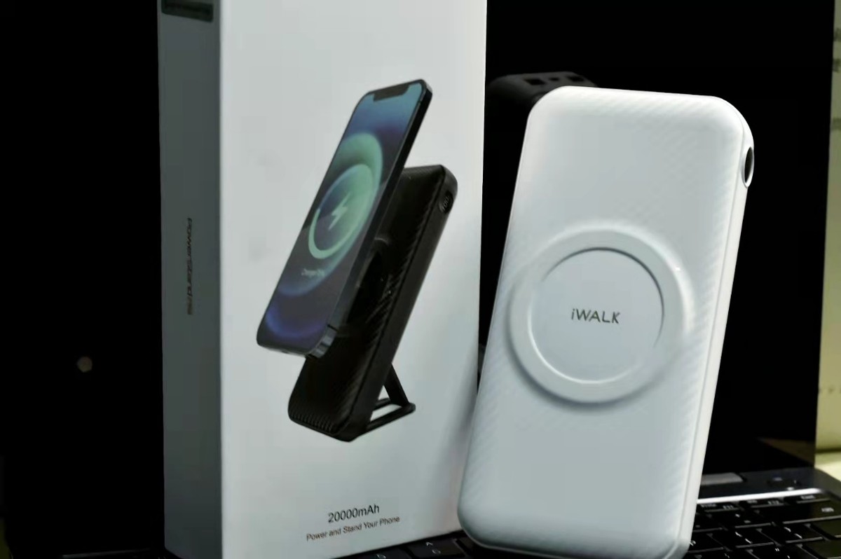 高性價(jià)比平替磁吸無(wú)線充電寶-iWALK“魔咔寶”