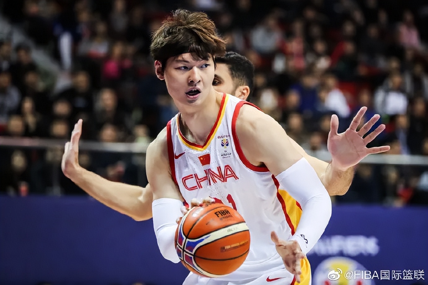 中国进入nba有哪些球员(FIBA国际篮联官方晒出参加过NBA选秀的中国球员照片)