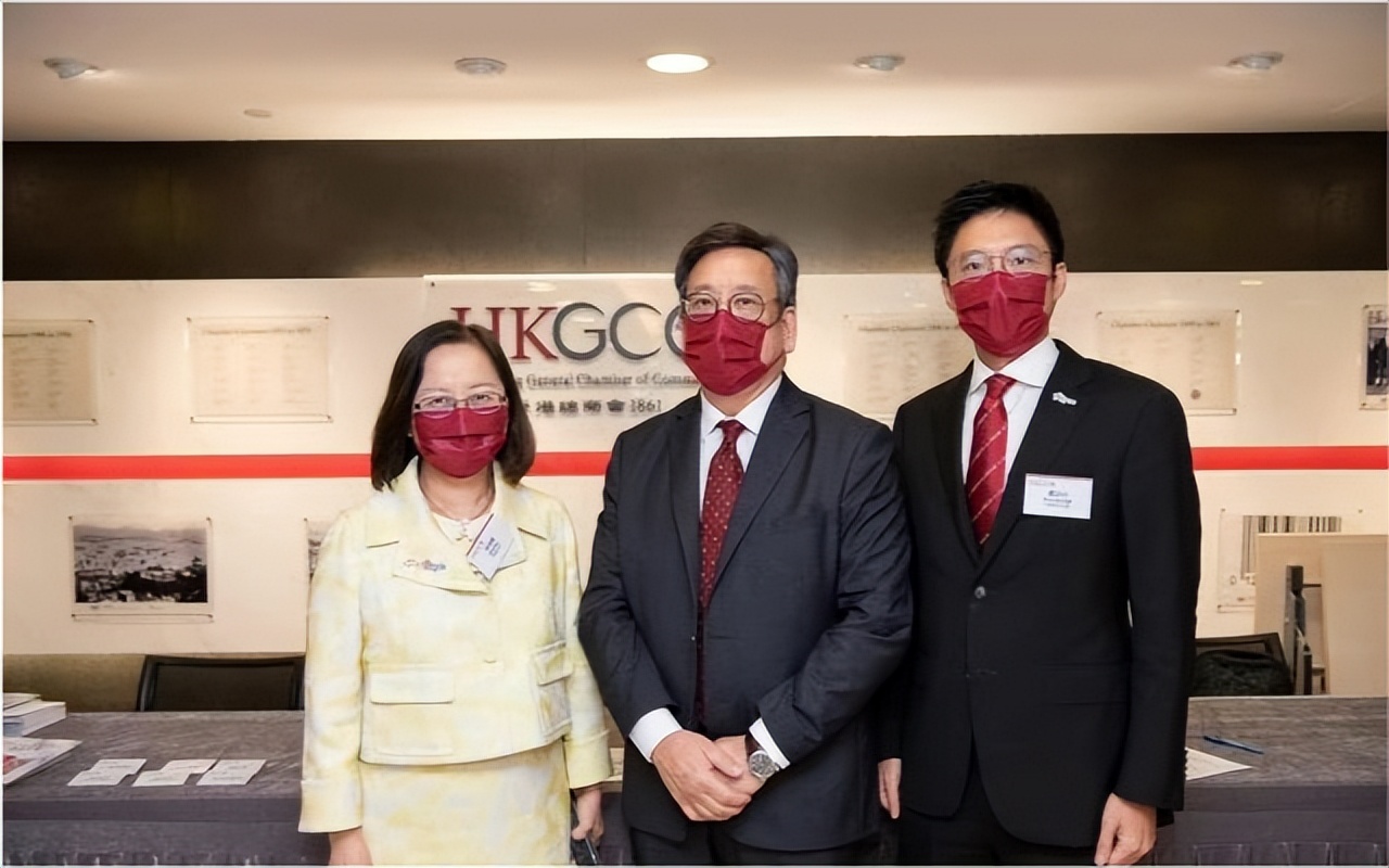 霍启山亮相有大将范！穿西装秀笔挺身材，比哥哥霍启刚更帅