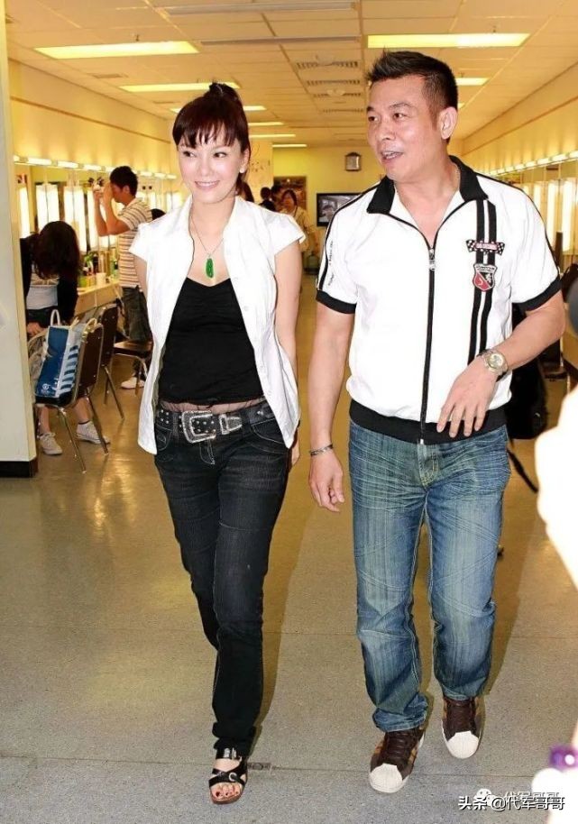 她家庭背景显赫，曾与足球大佬传过恋情，如今48岁还是孤身一人？