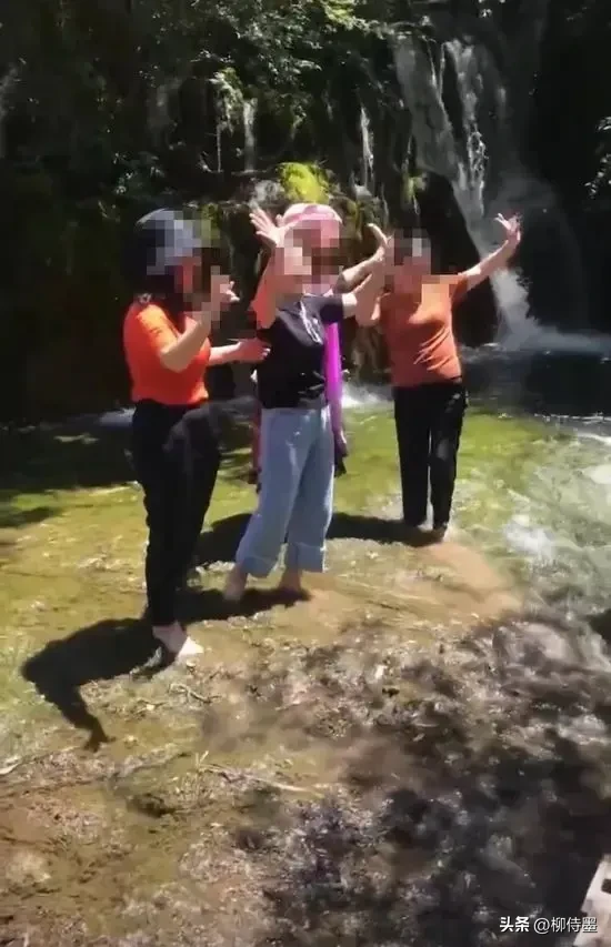 大妈打卡拍照，脱鞋下水手舞足蹈……九寨沟也被霍霍了？捂脸