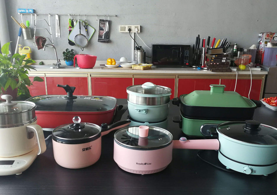 大学宿舍突遭“查寝”，女生宿舍琳琅满目，男生宿舍“影响健康”