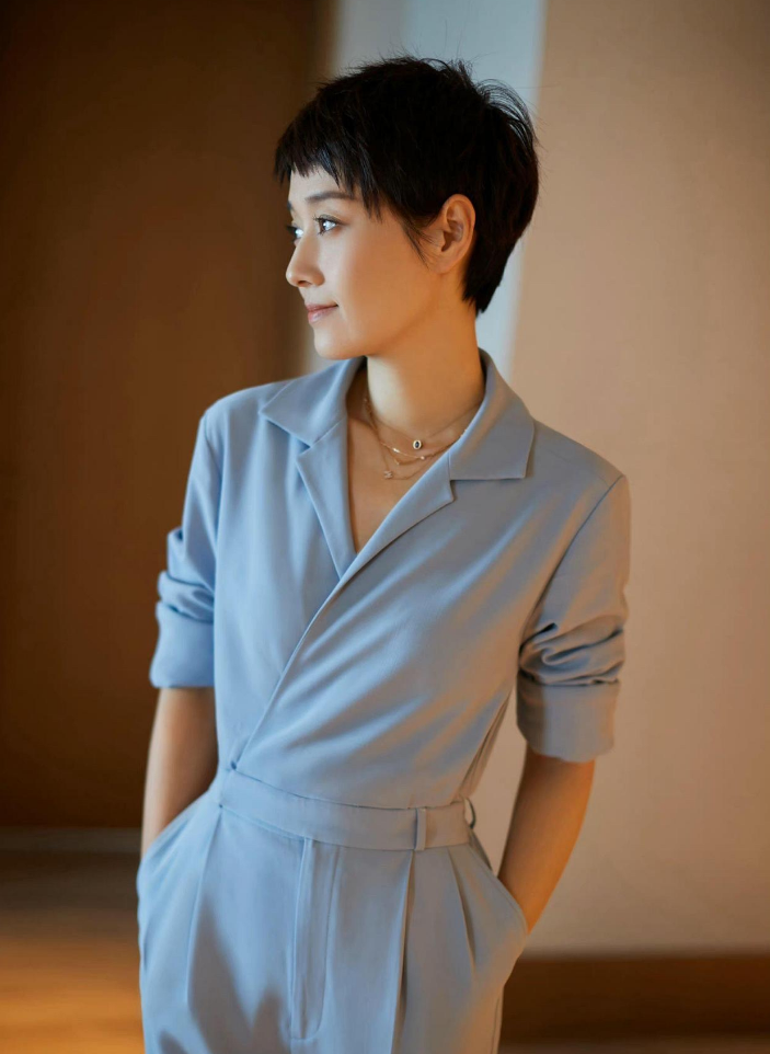 长发大波浪的发型虽然能为整体造型平添女性韵味,但这种发型和选择