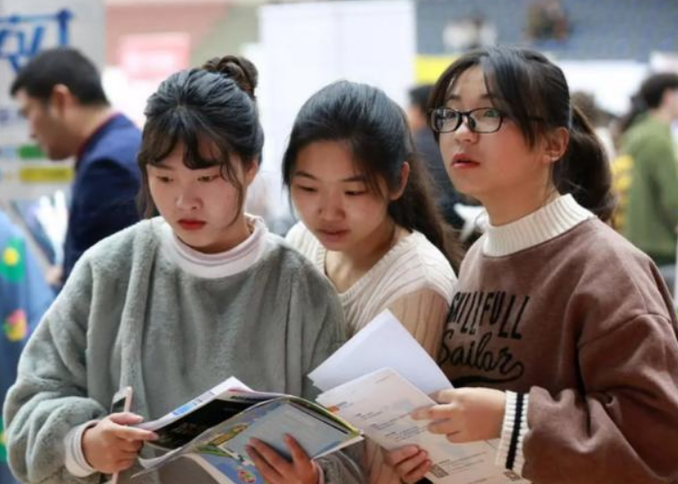 铁饭碗真的这么“香”？关晓彤顺利入编，鹿晗考了3次还未成功