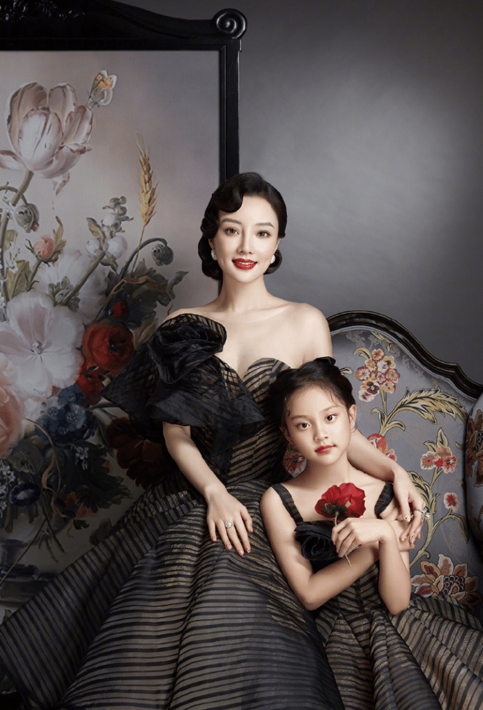李小璐懒理新恋情传闻，晒照回顾2021，母女拍故宫写真温情满满