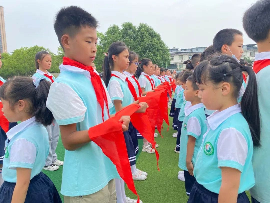 永兴小学举办“庆六一环保时装秀暨首批新队员入队仪式”活动