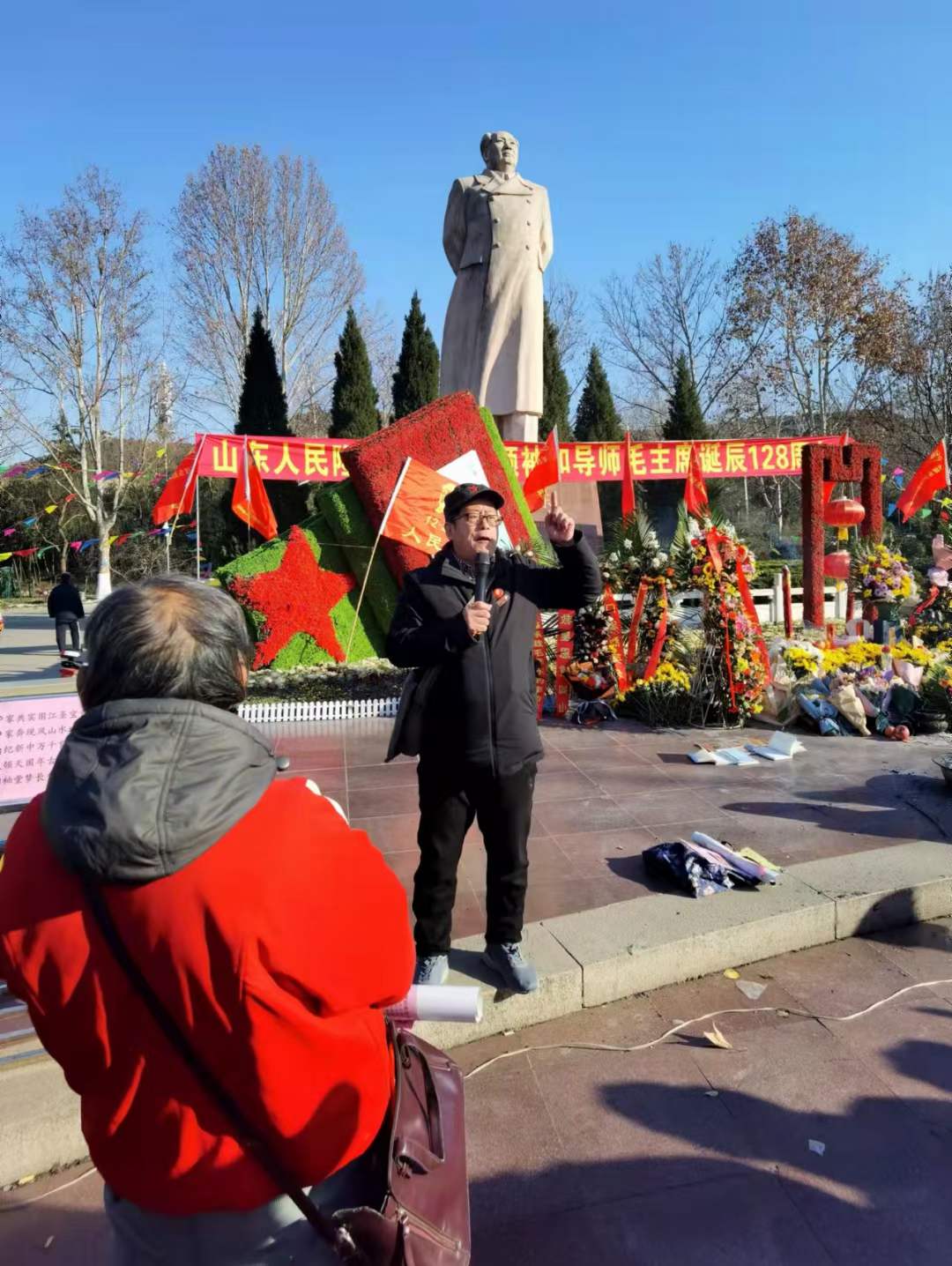 陶俊峰在济南英雄山下拍的纪念毛泽东诞辰128周年活动“纪实片”